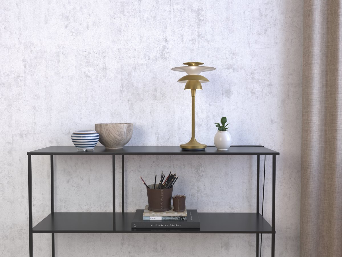Picasso 35cm Mässing bordslampa från Belid - F&ouml;r att bordslampan ska kunna passa in i heminredningen under flera &aring;r, har Belid valt att h&aring;lla designen enkel och elegant.