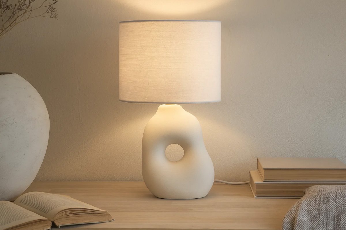 Pikazo 45cm Beige bordslampa från Lampan - Pikazo bordslampa i beige har en skulptural keramisk fot med dekorativt genomg&aring;ende h&aring;l och en matchande, oval linnesk&auml;rm.