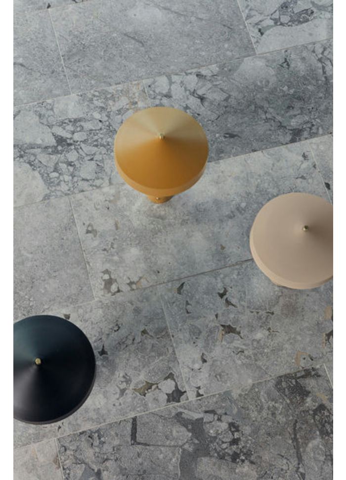 Hatto 40cm Svart bordslampa från OYOY - Lampan &auml;r en del av den popul&auml;ra Hatto-serien och finns i flera moderna f&auml;rger.