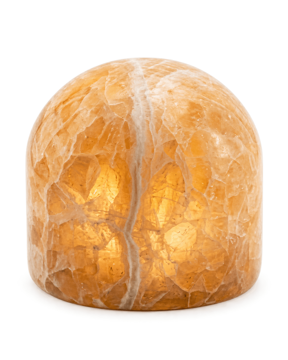 Marble 9cm Beige från Unison - Marble bordsljus &auml;r tillverkat av &auml;kta, polerad marmor i en varm beige ton som skapar ett mjukt och st&auml;mningsfullt sken.
