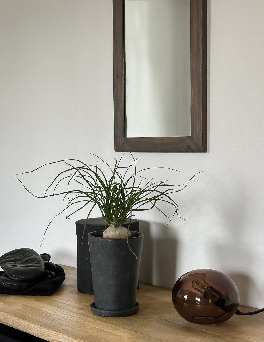 Globus 10cm Brun bordslampa från Aneta Lighting - Globus bordslampa i brunf&auml;rgat glas med ljusk&auml;lla inuti glasbollen som ger ett dekorativt och bekv&auml;mt ljus.