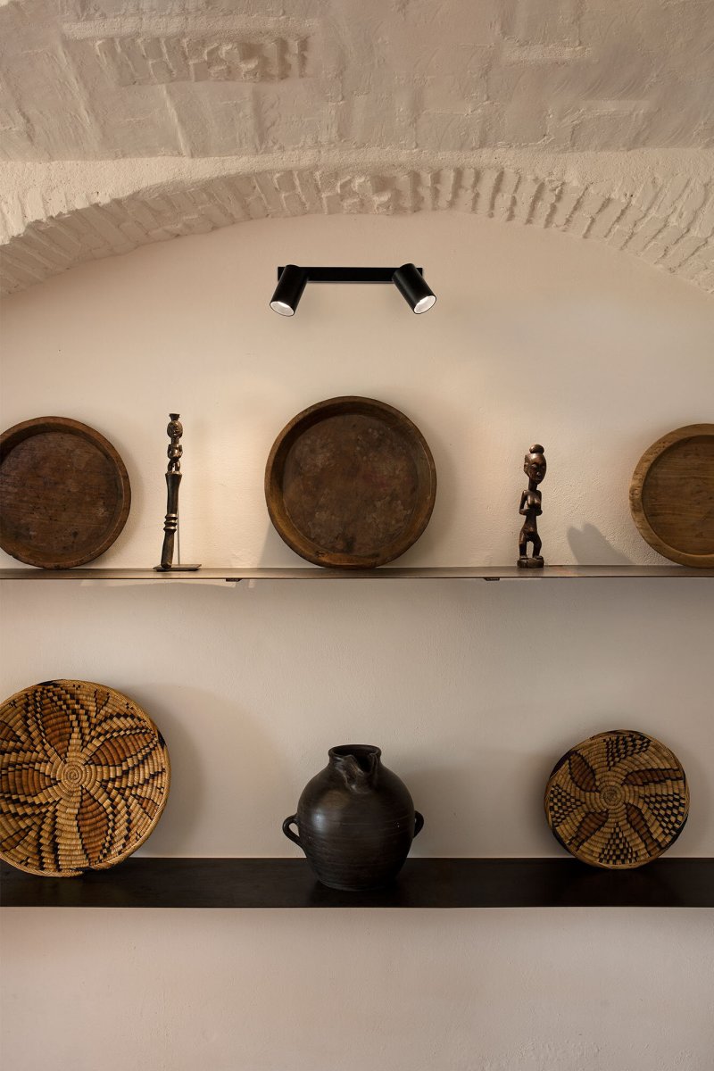 Stan 2 Svart spotlight från Faro Barcelona - Stan &auml;r en stilren lampa som sprider ett j&auml;mnt ljus, kan monteras som b&aring;de v&auml;gg- och taklampa.