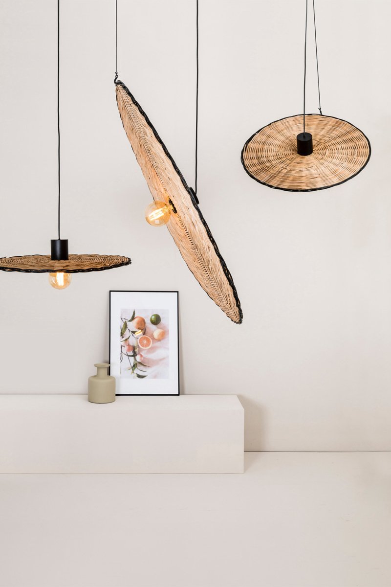 Costas Ø60 Natur taklampa från Faro Barcelona - Perfekt f&ouml;r b&aring;de privata och kommersiella utrymmen, som restauranger och hotell, ger Costas ett varmt och naturligt uttryck till alla inredningar.