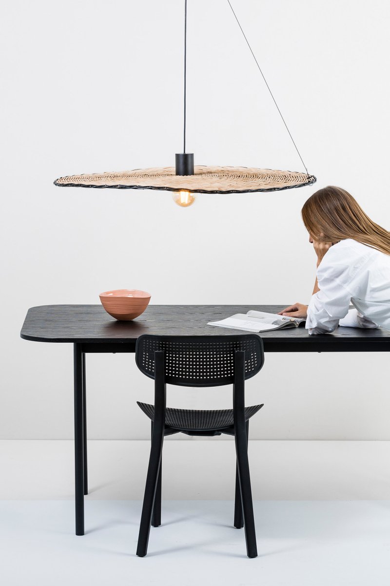 Costas Ø100 Natur taklampa från Faro Barcelona - Med sin sk&auml;rm i vacker rotting och en synlig ljusk&auml;lla kombinerar designen ett minimalistiskt uttryck med en varm, medelhavsinspirerad k&auml;nsla.