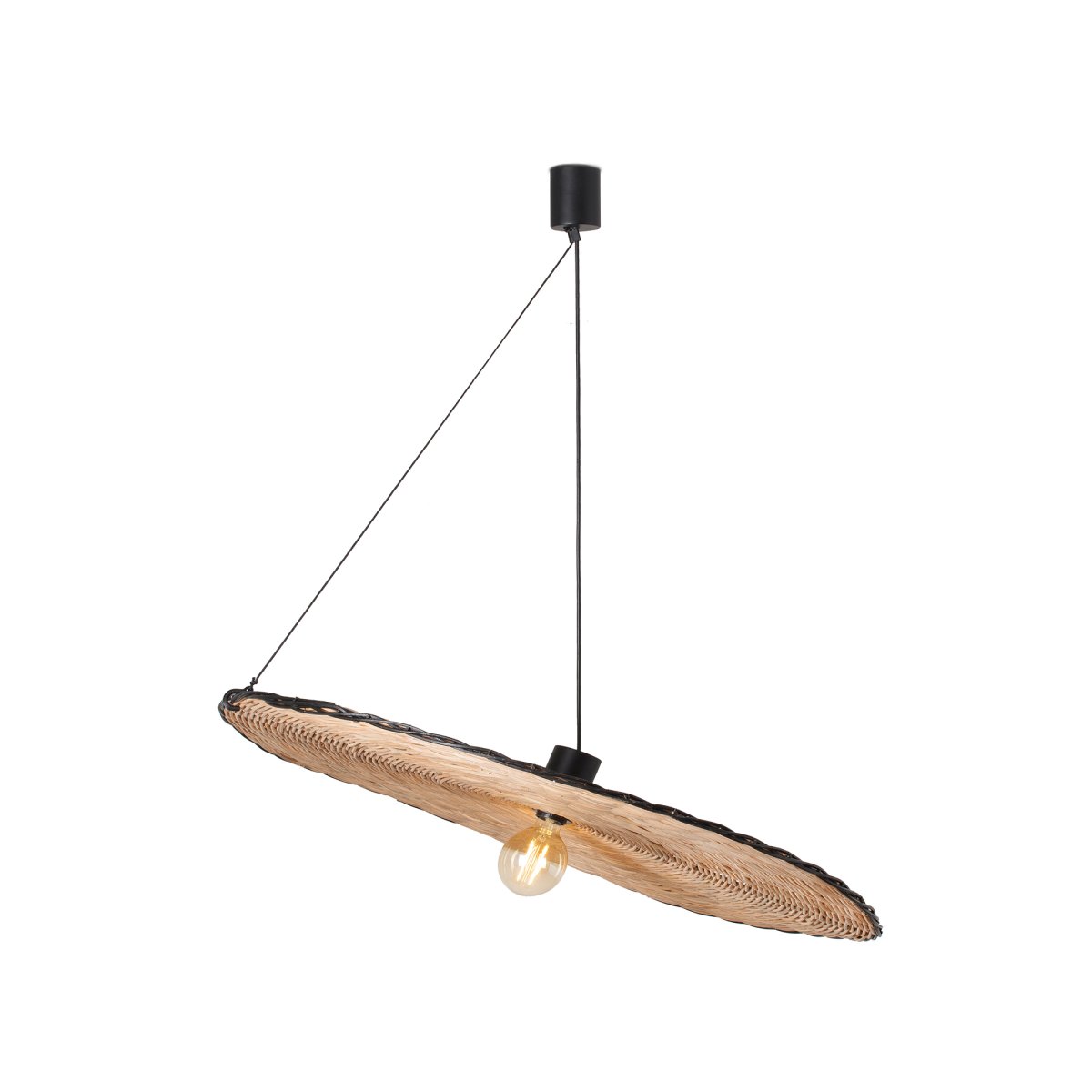 Costas Ø100 Natur taklampa från Faro Barcelona - Med sin sk&auml;rm i vacker rotting och en synlig ljusk&auml;lla kombinerar designen ett minimalistiskt uttryck med en varm, medelhavsinspirerad k&auml;nsla.