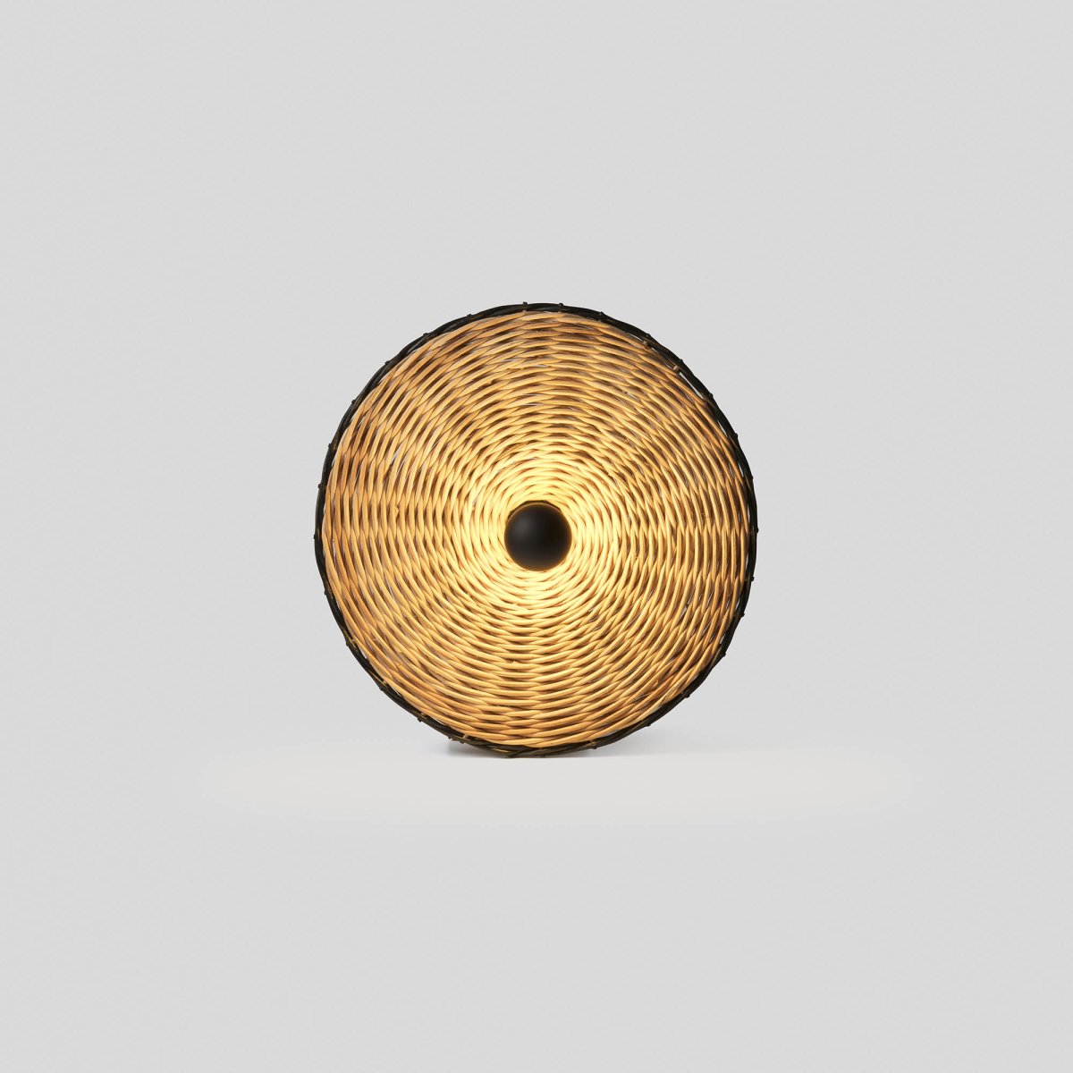 Costas Ø40 Natur vägglampa från Faro Barcelona - Costas &auml;r en modern v&auml;gglampa med sin naturliga rottingsk&auml;rm och sitt stilrena uttryck.