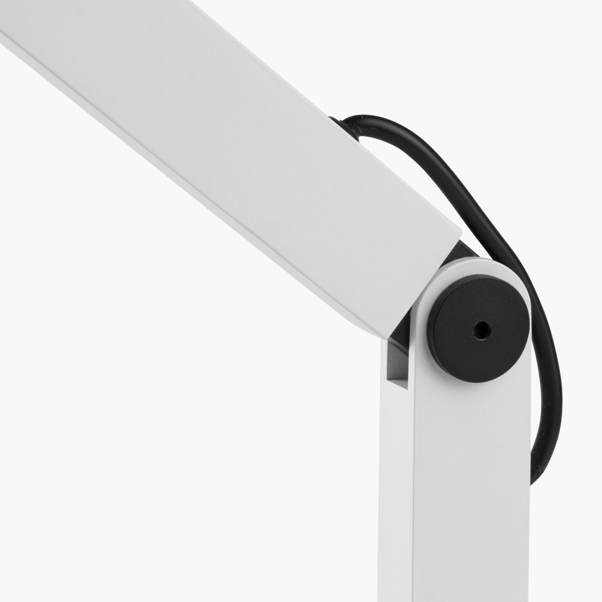 Inviting 86cm Vit skrivbordslampa från Faro Barcelona - Lampans huvud kan justeras b&aring;de horisontellt och vertikalt f&ouml;r att f&ouml;lja dina behov, och ljusstyrkan och f&auml;rgtemperaturen &auml;r dimbar.