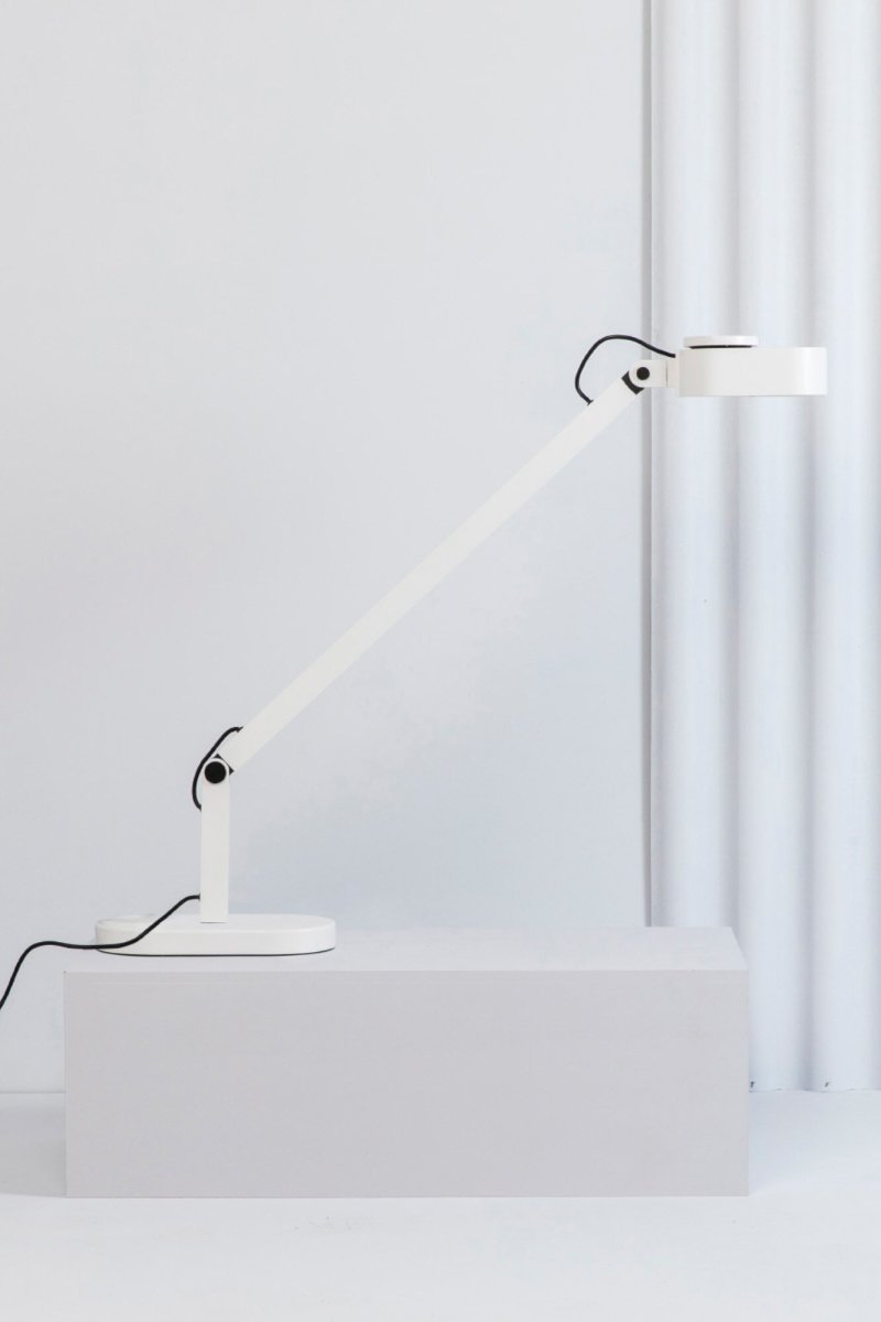 Inviting 86cm Vit skrivbordslampa från Faro Barcelona - Lampans huvud kan justeras b&aring;de horisontellt och vertikalt f&ouml;r att f&ouml;lja dina behov, och ljusstyrkan och f&auml;rgtemperaturen &auml;r dimbar.
