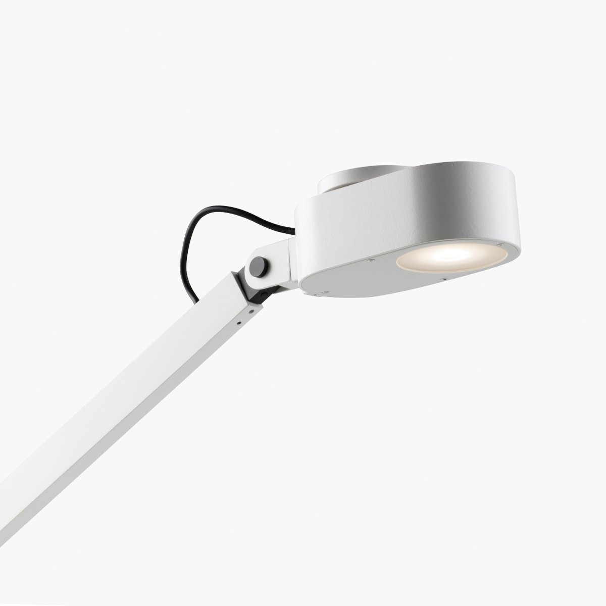 Inviting 86cm Vit skrivbordslampa från Faro Barcelona - Lampans huvud kan justeras b&aring;de horisontellt och vertikalt f&ouml;r att f&ouml;lja dina behov, och ljusstyrkan och f&auml;rgtemperaturen &auml;r dimbar.