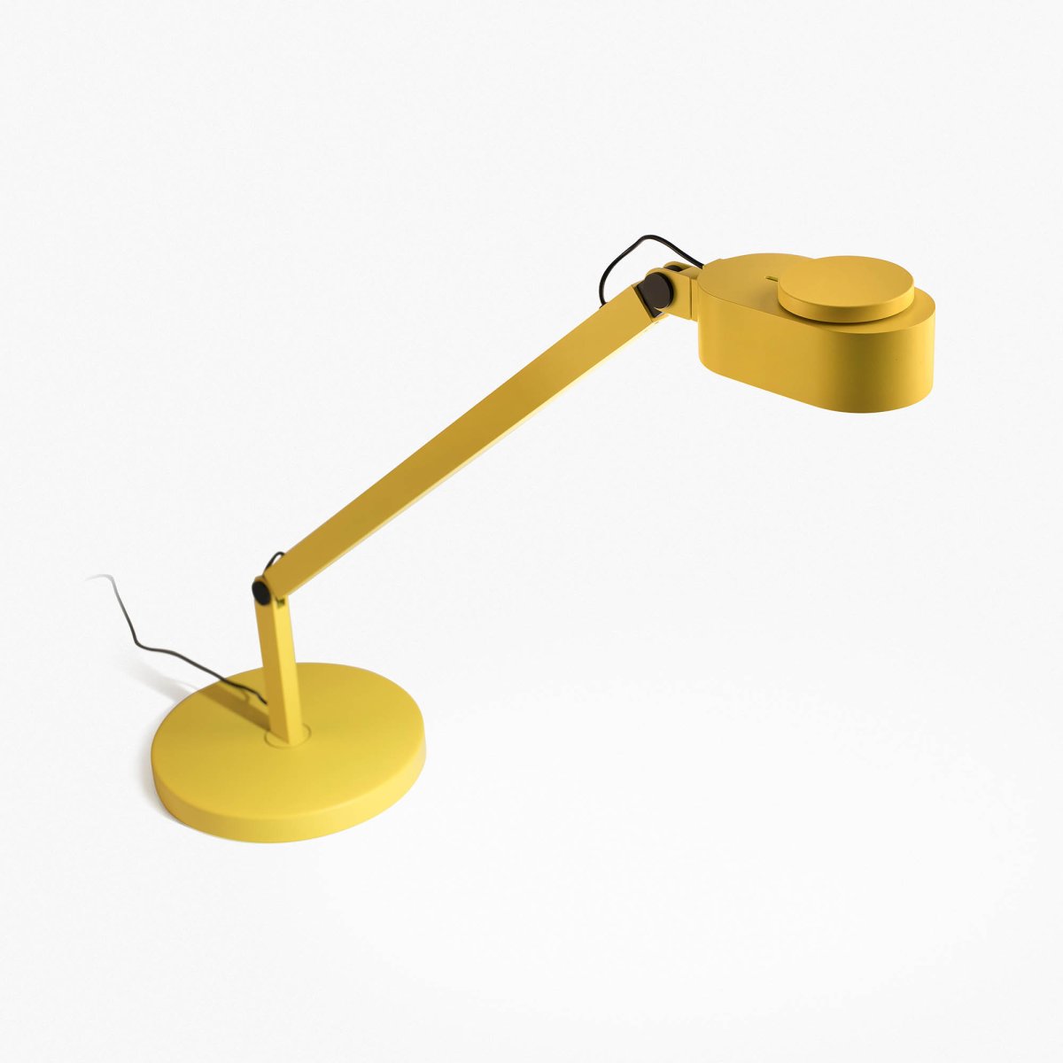 Inviting 86cm Gul skrivbordslampa från Faro Barcelona - Lampans huvud kan justeras b&aring;de horisontellt och vertikalt f&ouml;r att f&ouml;lja dina behov, och ljusstyrkan och f&auml;rgtemperaturen &auml;r dimbar.