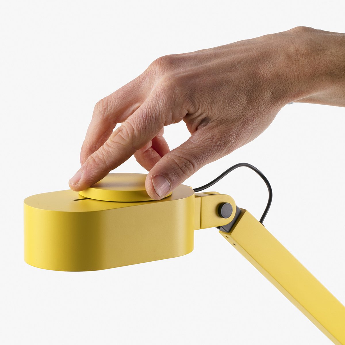 Inviting 86cm Gul skrivbordslampa från Faro Barcelona - Lampans huvud kan justeras b&aring;de horisontellt och vertikalt f&ouml;r att f&ouml;lja dina behov, och ljusstyrkan och f&auml;rgtemperaturen &auml;r dimbar.