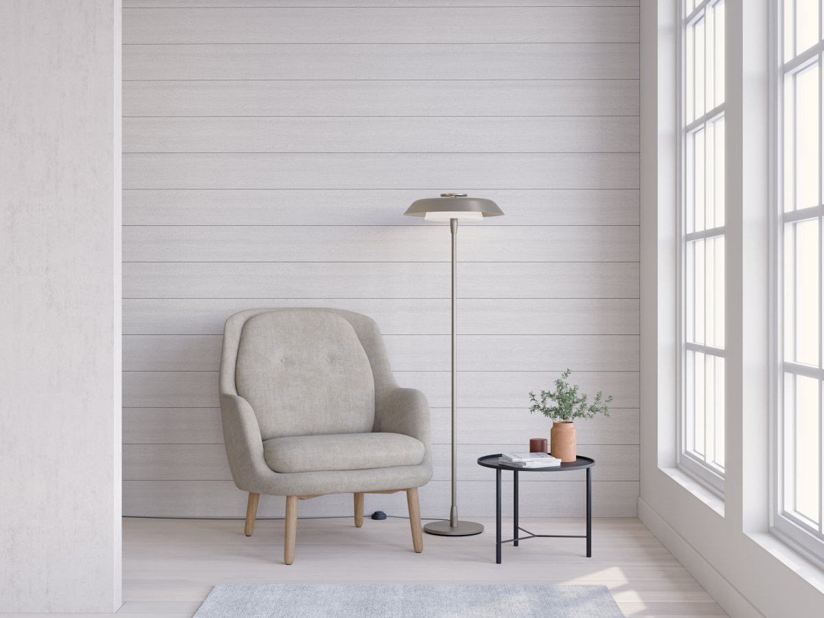 Horisont Champagne golvlampa från Belid - Skapad med inspiration och f&ouml;rankring i b&aring;de Belids historia och Varbergs kustn&auml;ra l&auml;ge.