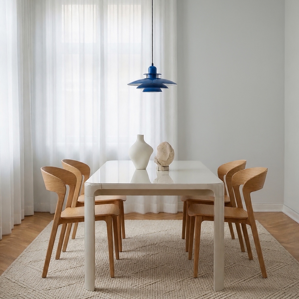 Primus I Ø43 Blå taklampa från Belid - Den ikoniska designen har sitt ursprung i 1980-talet och k&auml;nnetecknas av sina karakteristiska sk&auml;rmar som ger ett behagligt och bl&auml;ndfritt ljus.