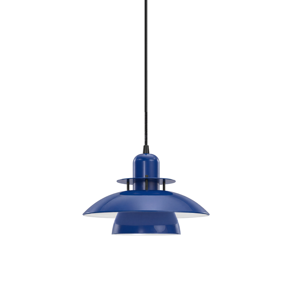 Primus IV Ø28 Blå taklampa från Belid - Den ikoniska designen har sitt ursprung i 1980-talet och k&auml;nnetecknas av sina karakteristiska sk&auml;rmar som ger ett behagligt och bl&auml;ndfritt ljus.