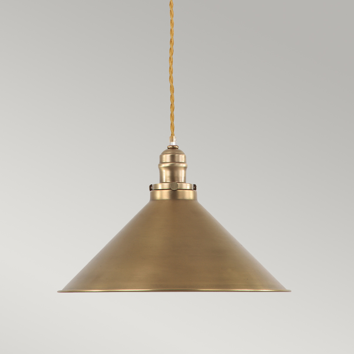 Provence Ø37 Antik mässing taklampa från Elstead Lighting - Provence takpendel i antikm&auml;ssing &auml;r inspirerad av franska designstilar fr&aring;n mitten av 1900-talet, d&auml;r den ofta anv&auml;ndes f&ouml;r att belysa bord i k&ouml;k, kaf&eacute;er och bistron.