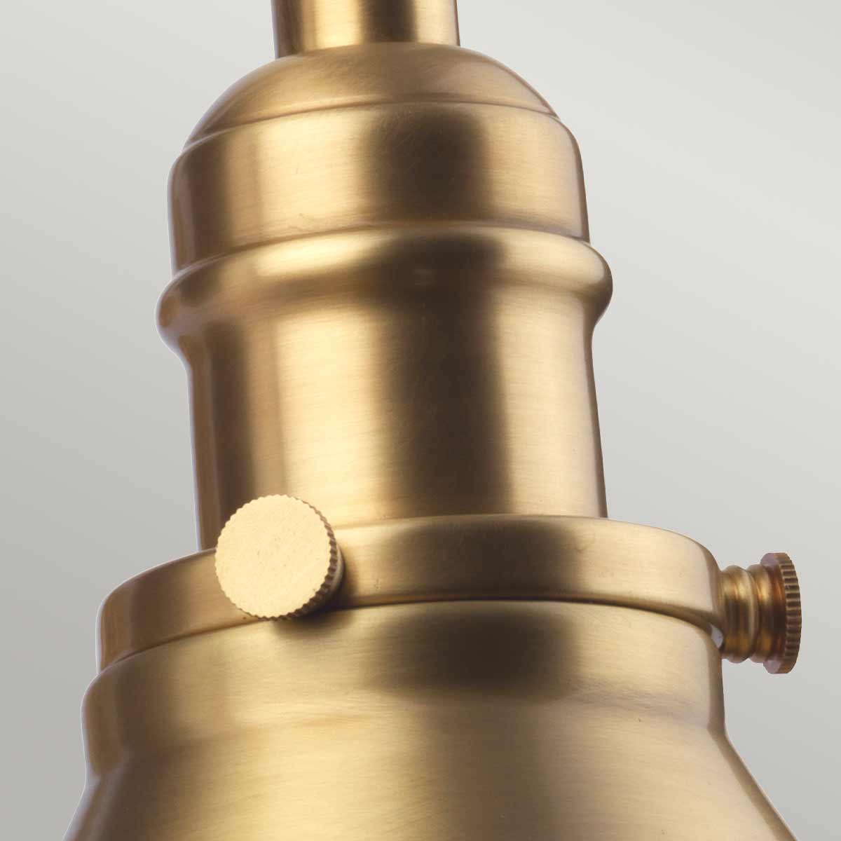 Provence Ø20 Antik mässing vägglampa från Elstead Lighting - Lampan &auml;r tillverkad i st&aring;l och har en justerbar led som g&ouml;r det enkelt att rikta ljuset dit det beh&ouml;vs.