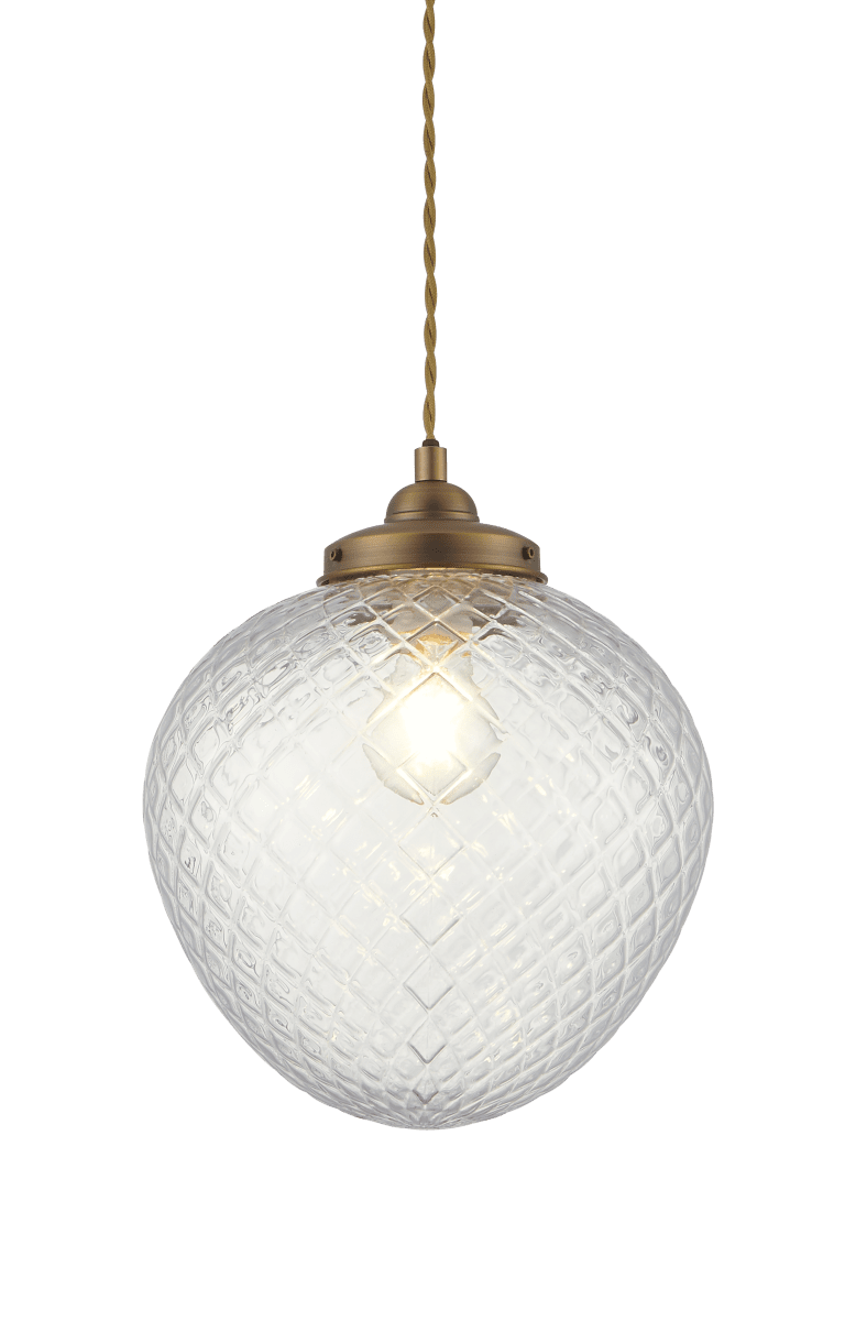 Gatsby Ø25 Antikmässing taklampa från Aneta Lighting - Gatsby takpendel har ett klassiskt och elegant uttryck med detaljer i antik m&auml;ssingsfinish och en dekorativ kupa i klart, m&ouml;nstrat glas.