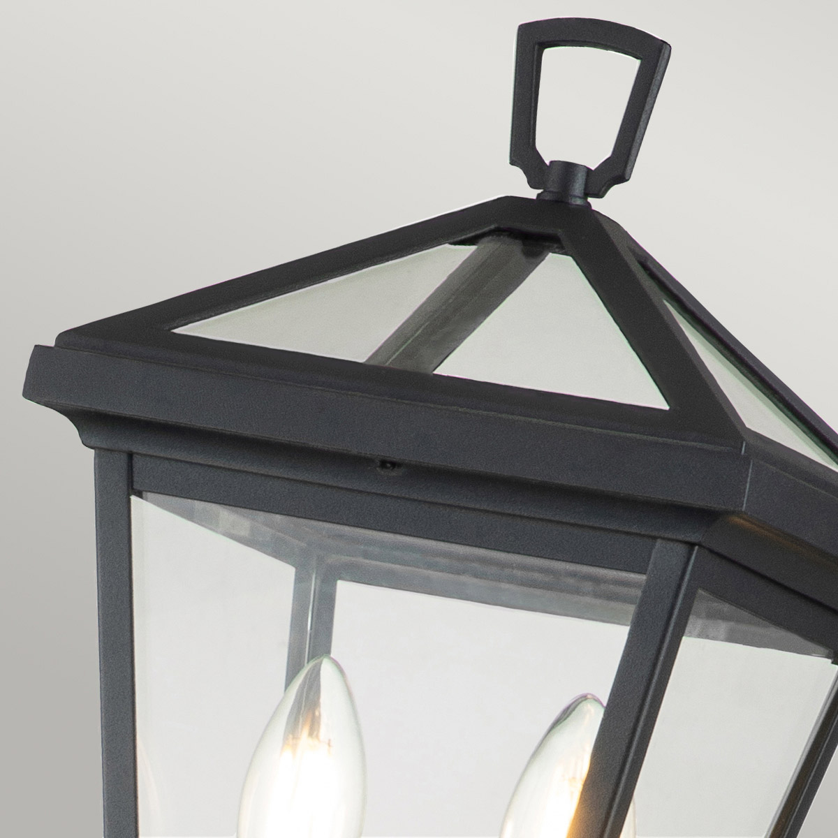 Alford Place 110cm Svart pollare från Elstead Lighting - Alford Place &auml;r en stilren och klassisk pollare som ger din entr&eacute; eller tr&auml;dg&aring;rd en elegant touch.