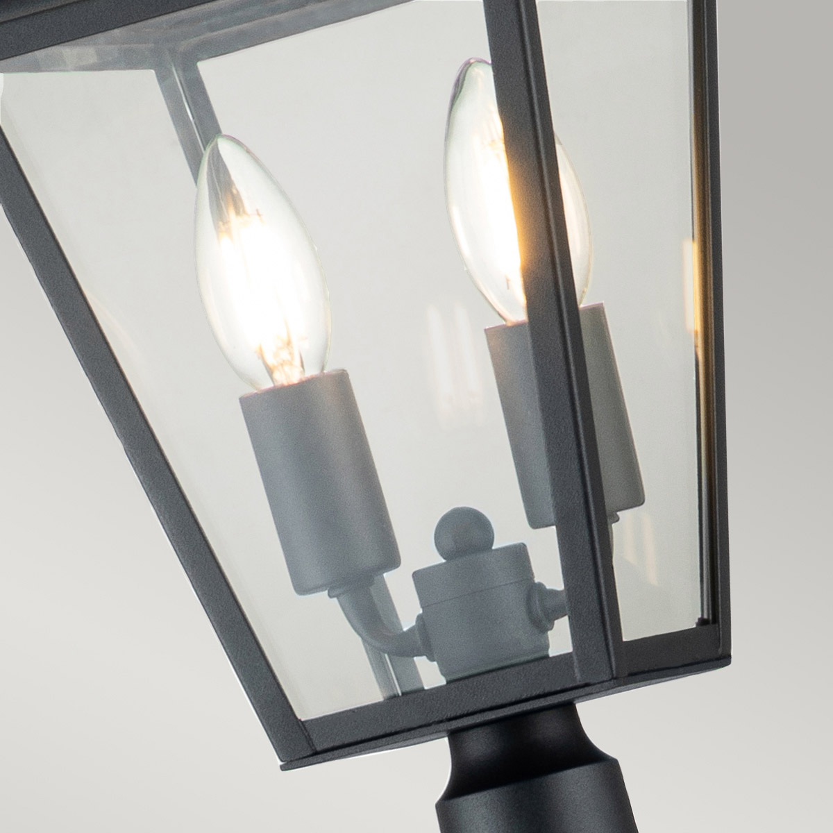 Alford Place 110cm Svart pollare från Elstead Lighting - Alford Place &auml;r en stilren och klassisk pollare som ger din entr&eacute; eller tr&auml;dg&aring;rd en elegant touch.
