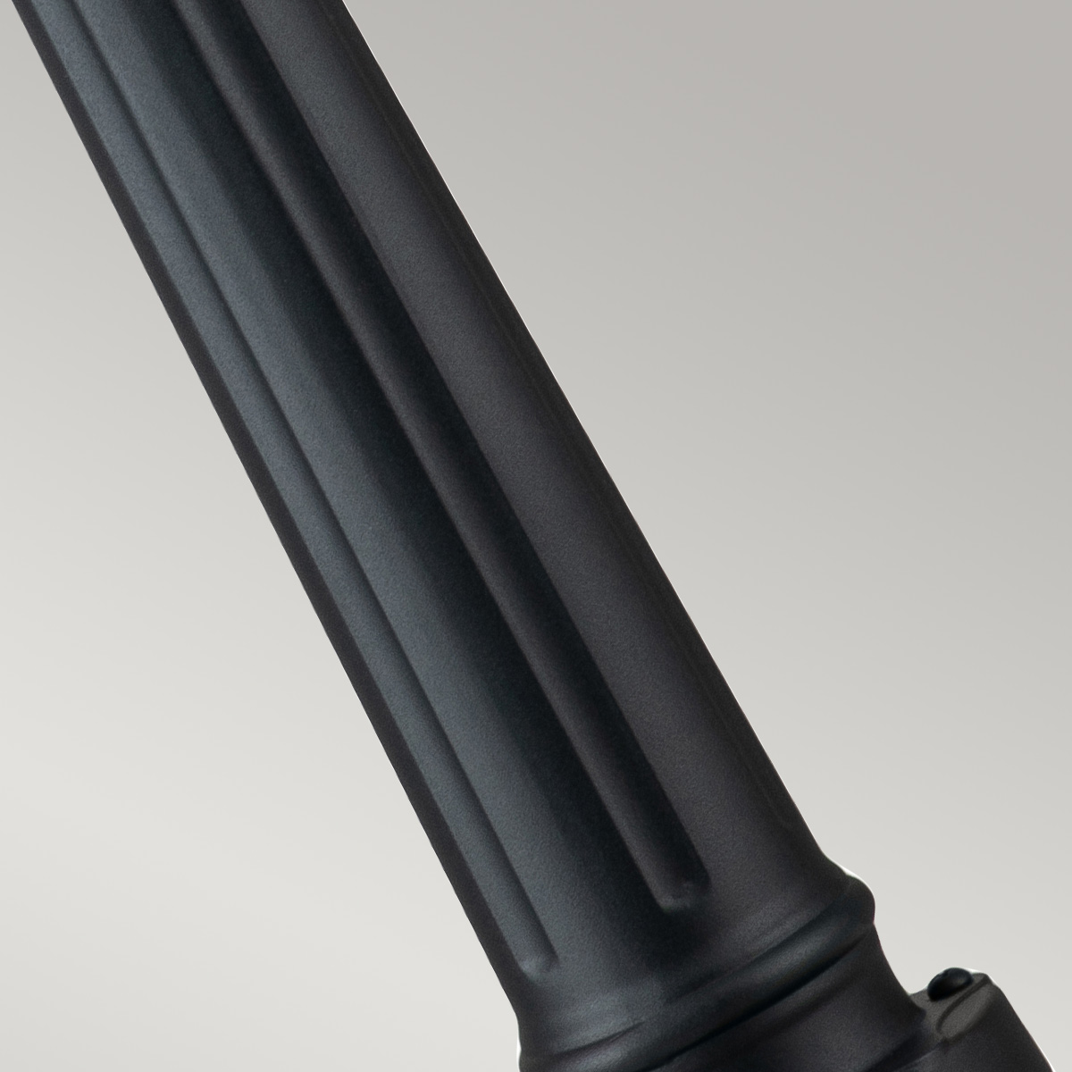 Alford Place 110cm Svart pollare från Elstead Lighting - Alford Place &auml;r en stilren och klassisk pollare som ger din entr&eacute; eller tr&auml;dg&aring;rd en elegant touch.