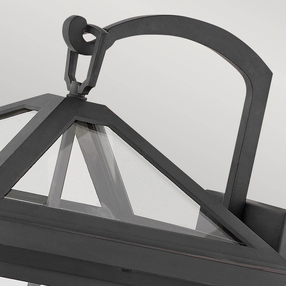 Alford Place 54cm Svart utelampa från Elstead Lighting - Alford Place &auml;r en klassisk och elegant fasadlampa som kombinerar tidl&ouml;s design med h&ouml;g kvalitet.