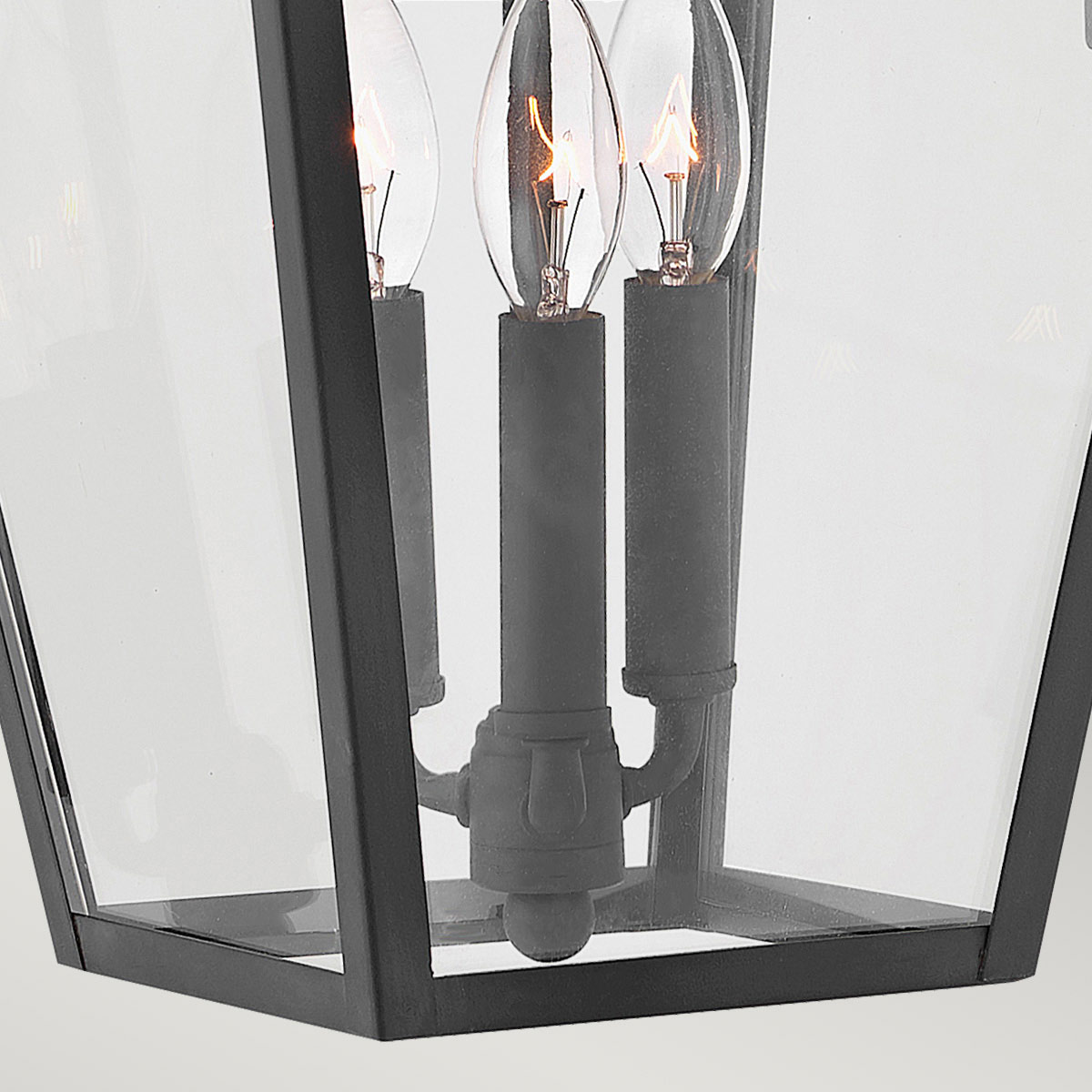 Alford Place 54cm Svart utelampa från Elstead Lighting - Alford Place &auml;r en klassisk och elegant fasadlampa som kombinerar tidl&ouml;s design med h&ouml;g kvalitet.