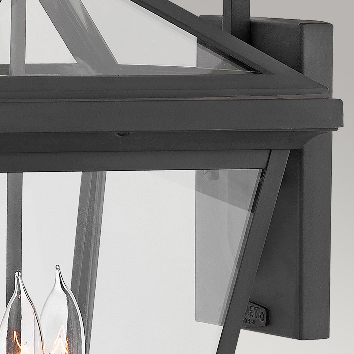 Alford Place 54cm Svart utelampa från Elstead Lighting - Alford Place &auml;r en klassisk och elegant fasadlampa som kombinerar tidl&ouml;s design med h&ouml;g kvalitet.