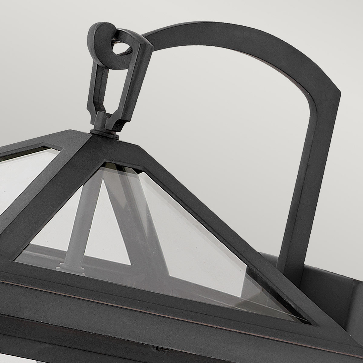 Alford Place 46cm Svart utelampa från Elstead Lighting - Den svarta ramen i aluminium och de klara glaspartierna skapar en lyxig och stilfull look som lyfter din entr&eacute;, uteplats eller fasad.