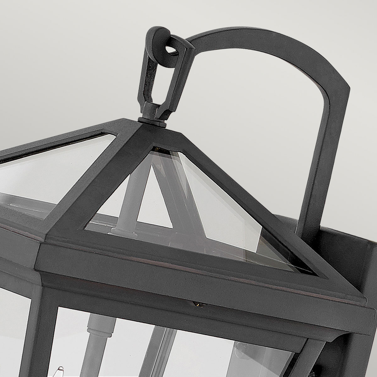 Alford Place 37cm Svart utelampa från Elstead Lighting - Den svarta ramen i aluminium och de klara glaspartierna skapar en lyxig och stilfull look som lyfter din entr&eacute;, uteplats eller fasad.