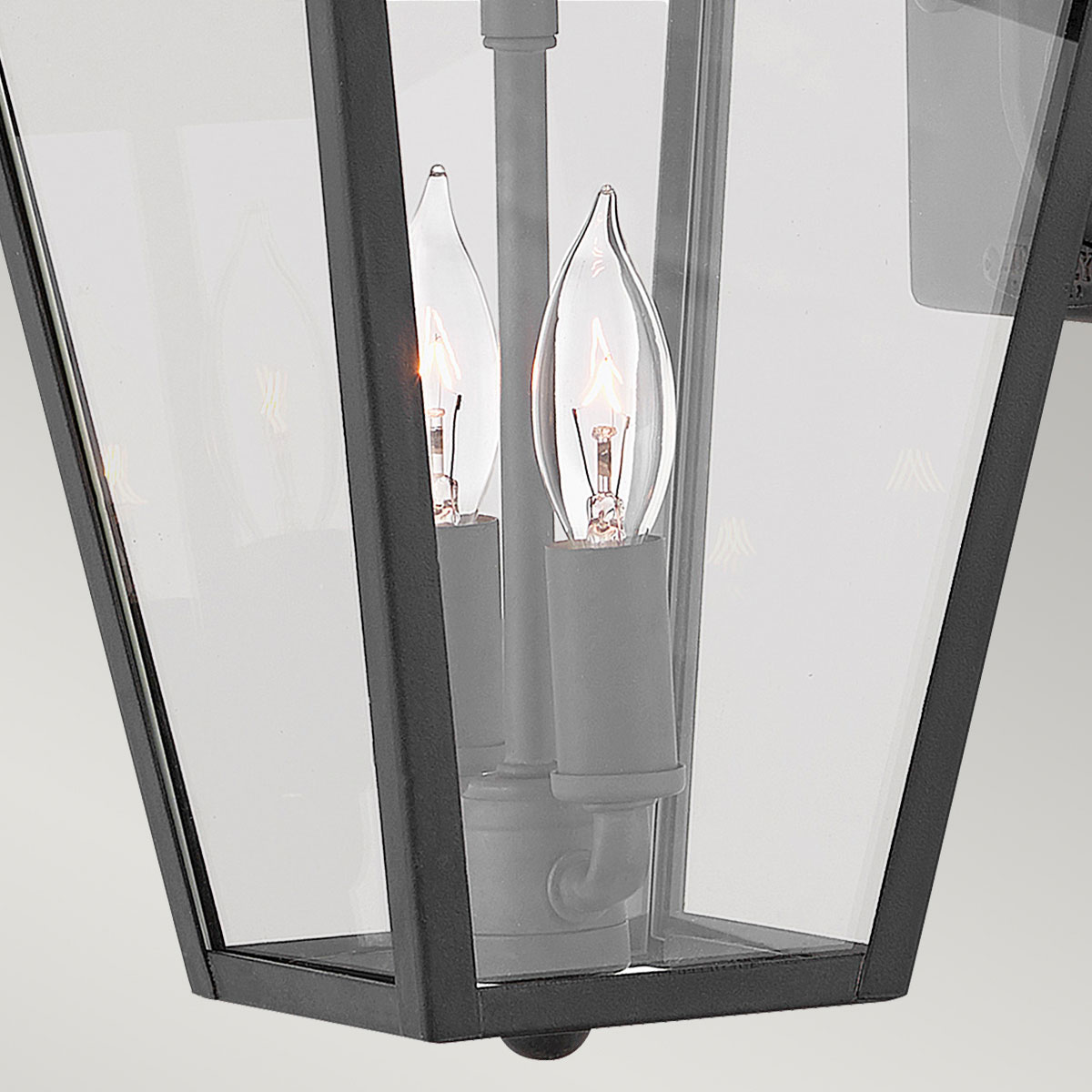 Alford Place 37cm Svart utelampa från Elstead Lighting - Den svarta ramen i aluminium och de klara glaspartierna skapar en lyxig och stilfull look som lyfter din entr&eacute;, uteplats eller fasad.