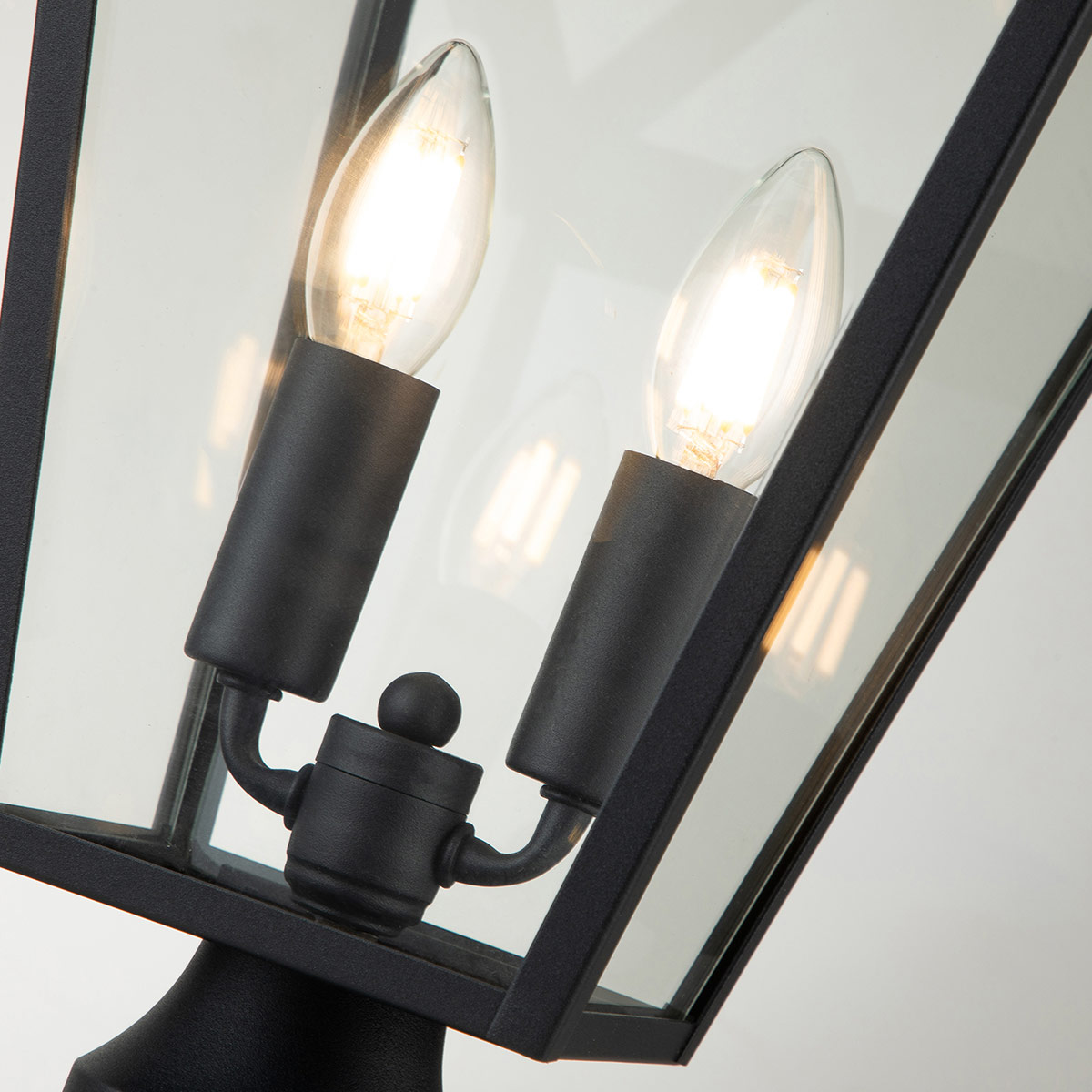 Alford Place 50cm Svart från Elstead Lighting - Alford Place &auml;r en stilren och klassisk portlykta som ger din entr&eacute; eller tr&auml;dg&aring;rd en elegant touch.