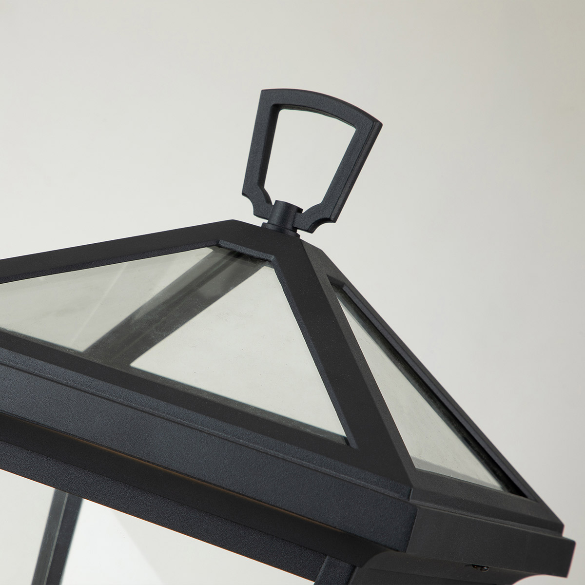 Alford Place 50cm Svart från Elstead Lighting - Alford Place &auml;r en stilren och klassisk portlykta som ger din entr&eacute; eller tr&auml;dg&aring;rd en elegant touch.