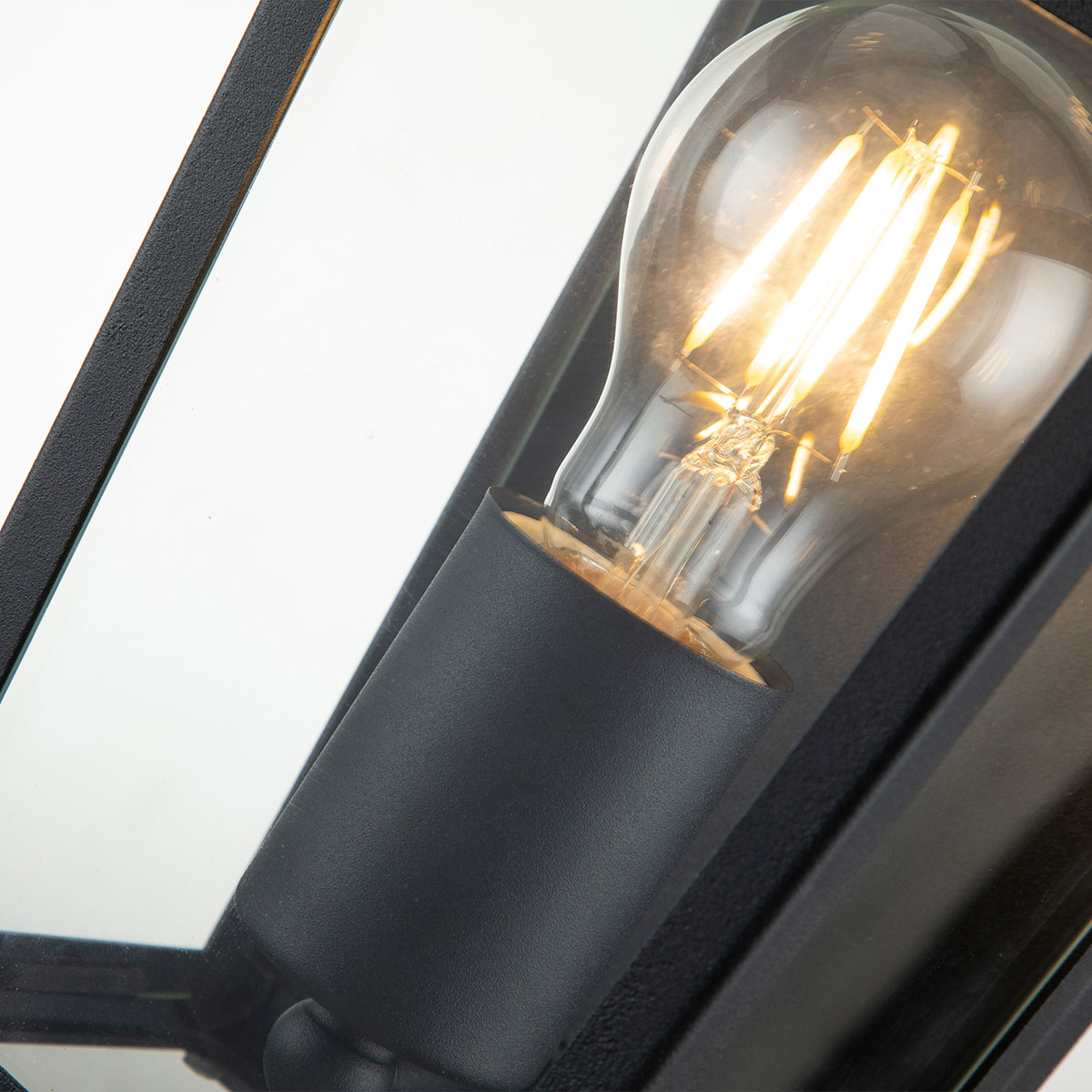 Alford Place 30cm Svart utelampa från Elstead Lighting - Den svarta ramen i aluminium och de klara glaspartierna skapar en lyxig och stilfull look som lyfter din entr&eacute;, uteplats eller fasad.