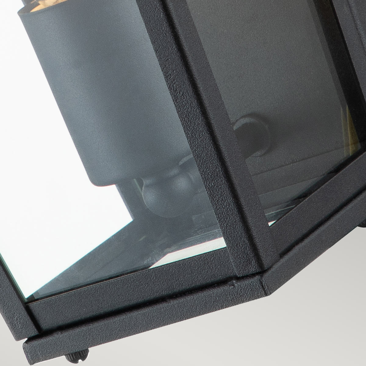 Alford Place 30cm Svart utelampa från Elstead Lighting - Den svarta ramen i aluminium och de klara glaspartierna skapar en lyxig och stilfull look som lyfter din entr&eacute;, uteplats eller fasad.