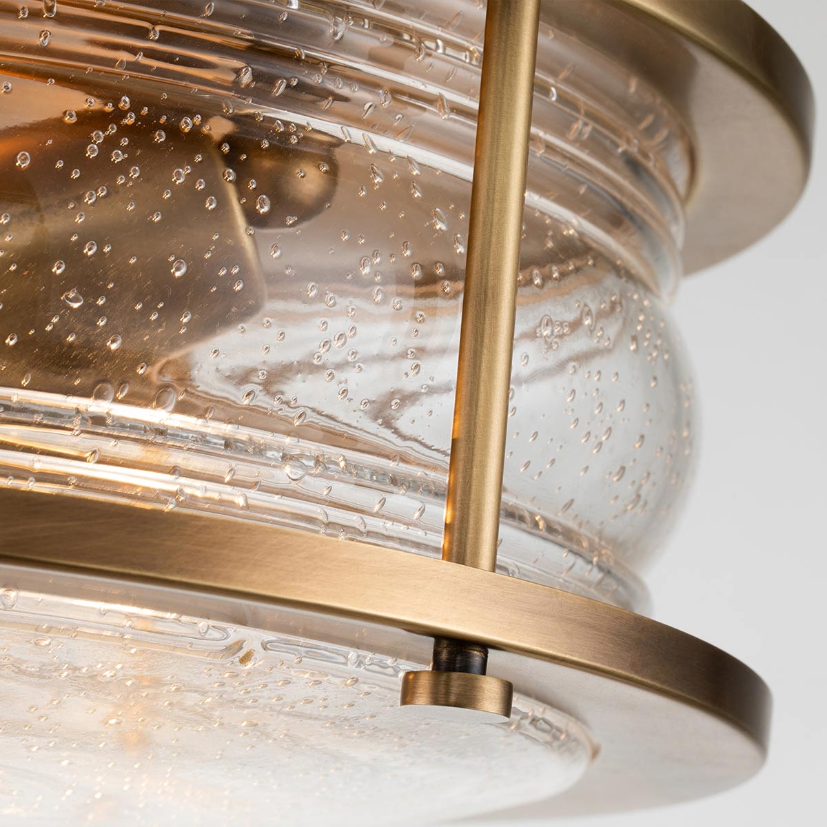 Ashland Bay Ø30 Mässing badrumslampa från Elstead Lighting - Perfekt f&ouml;r att skapa en varm och inbjudande atmosf&auml;r, samtidigt som den ger funktionell belysning.