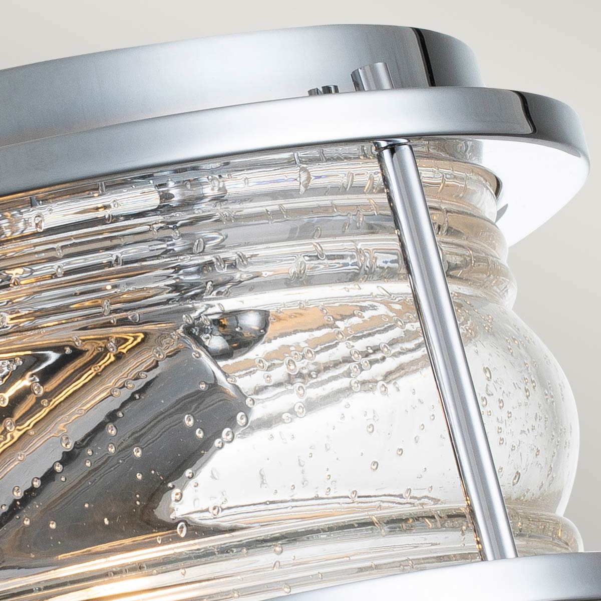 Ashland Bay Ø30 Krom badrumslampa från Elstead Lighting - Tillverkad av st&aring;l och glas, erbjuder den en lyxig polerad kromfinish och plats f&ouml;r tv&aring; ljusk&auml;llor som sprider ljuset p&aring; ett behagligt s&auml;tt.