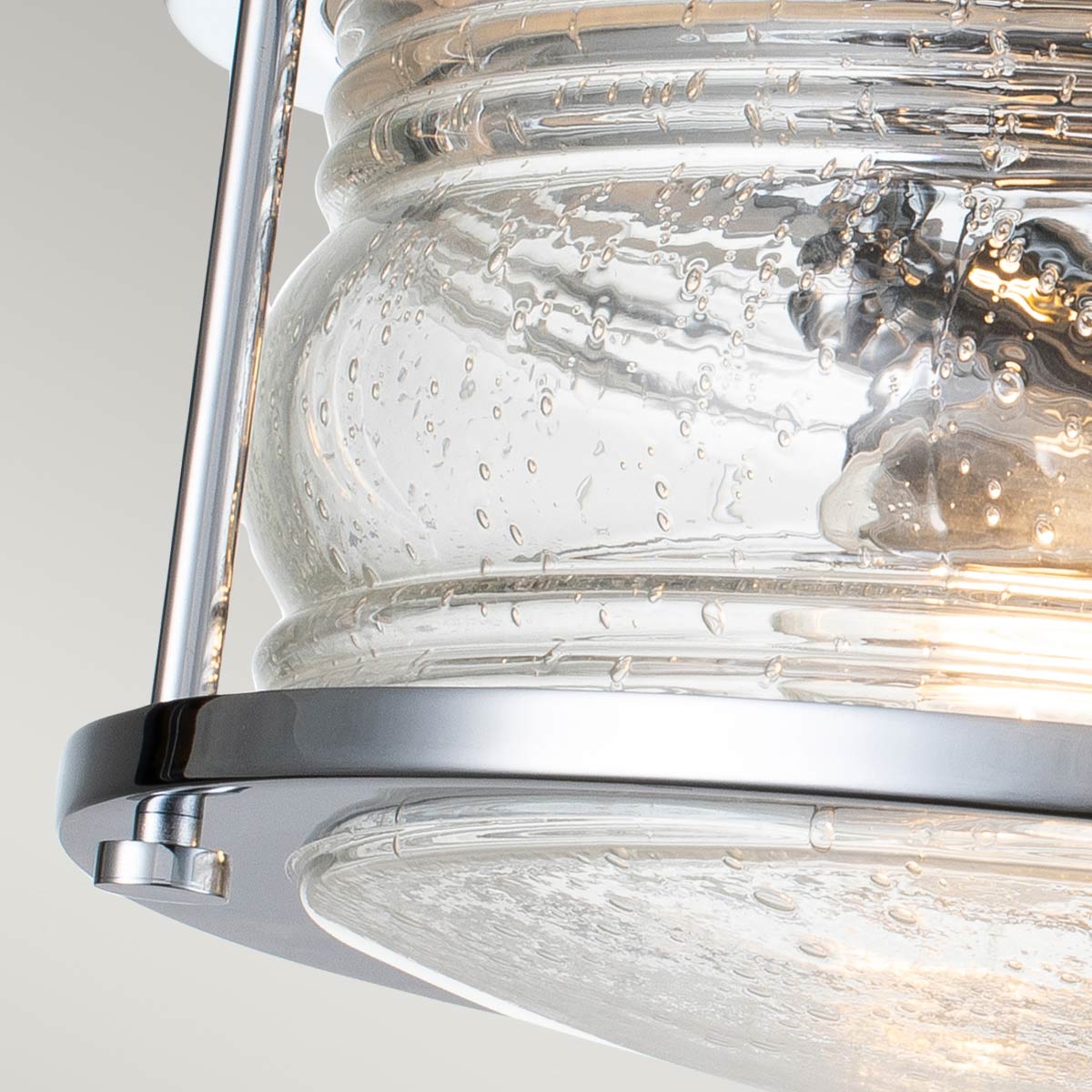 Ashland Bay Ø30 Krom badrumslampa från Elstead Lighting - Tillverkad av st&aring;l och glas, erbjuder den en lyxig polerad kromfinish och plats f&ouml;r tv&aring; ljusk&auml;llor som sprider ljuset p&aring; ett behagligt s&auml;tt.