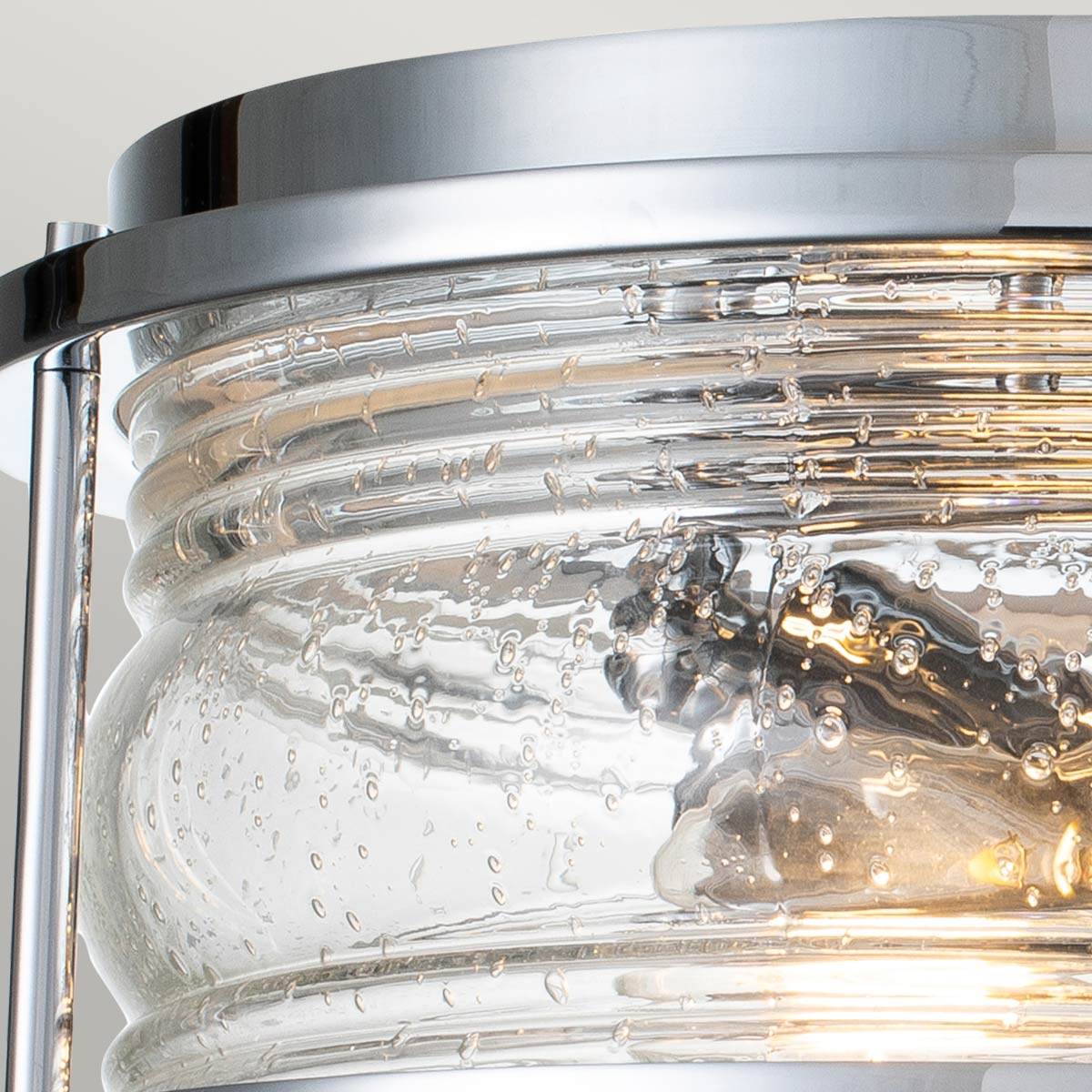 Ashland Bay Ø30 Krom badrumslampa från Elstead Lighting - Tillverkad av st&aring;l och glas, erbjuder den en lyxig polerad kromfinish och plats f&ouml;r tv&aring; ljusk&auml;llor som sprider ljuset p&aring; ett behagligt s&auml;tt.