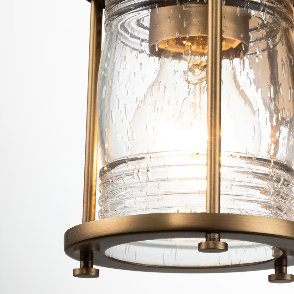 Ashland Bay 20cm Mässing badrumslampa från Elstead Lighting - Tillverkad av st&aring;l och glas, erbjuder den en lyxig m&auml;ssingsfinish och ett vackert strukturerat glas som sprider ljuset p&aring; ett behagligt s&auml;tt.