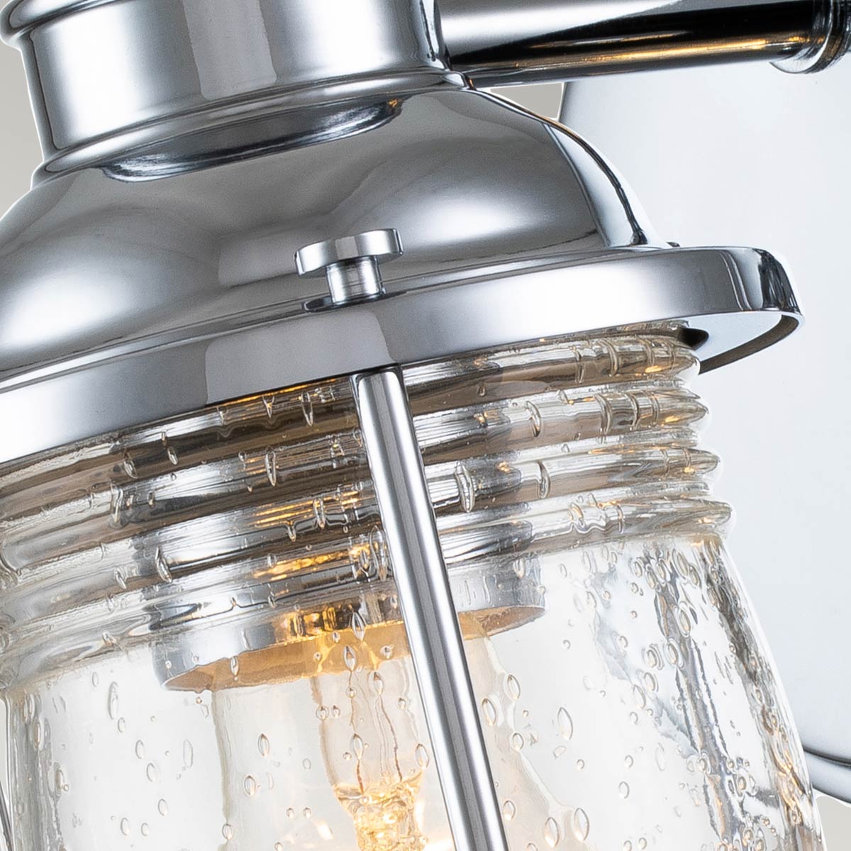 Ashland Bay 20cm Krom badrumslampa från Elstead Lighting - Tillverkad av st&aring;l och glas, erbjuder den en lyxig polerad kromfinish och ett vackert strukturerat glas som sprider ljuset p&aring; ett behagligt s&auml;tt.