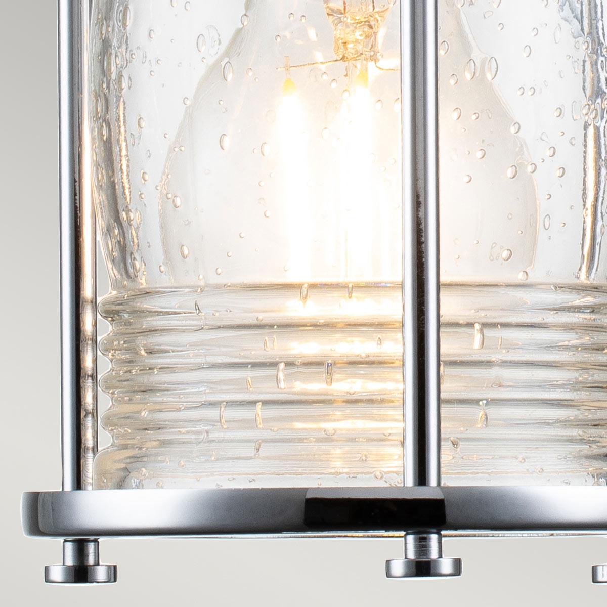 Ashland Bay 20cm Krom badrumslampa från Elstead Lighting - Tillverkad av st&aring;l och glas, erbjuder den en lyxig polerad kromfinish och ett vackert strukturerat glas som sprider ljuset p&aring; ett behagligt s&auml;tt.