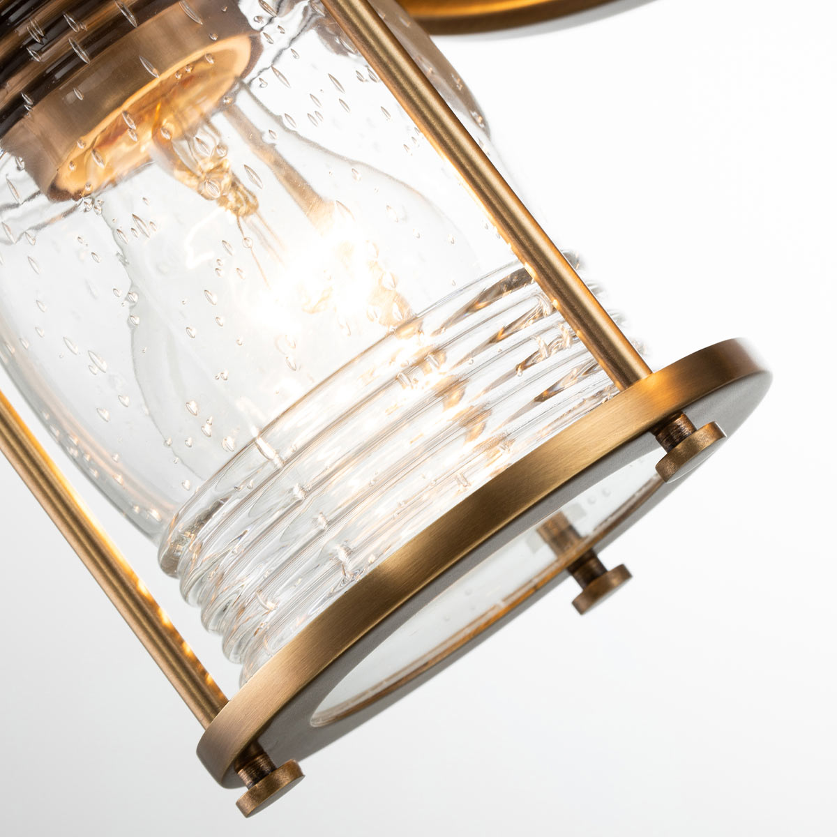 Ashland Bay 36cm Mässing badrumslampa från Elstead Lighting - Tillverkad av st&aring;l och glas, erbjuder den en lyxig m&auml;ssingsfinish och tv&aring; vackert strukturerade glas som sprider ljuset p&aring; ett behagligt s&auml;tt.