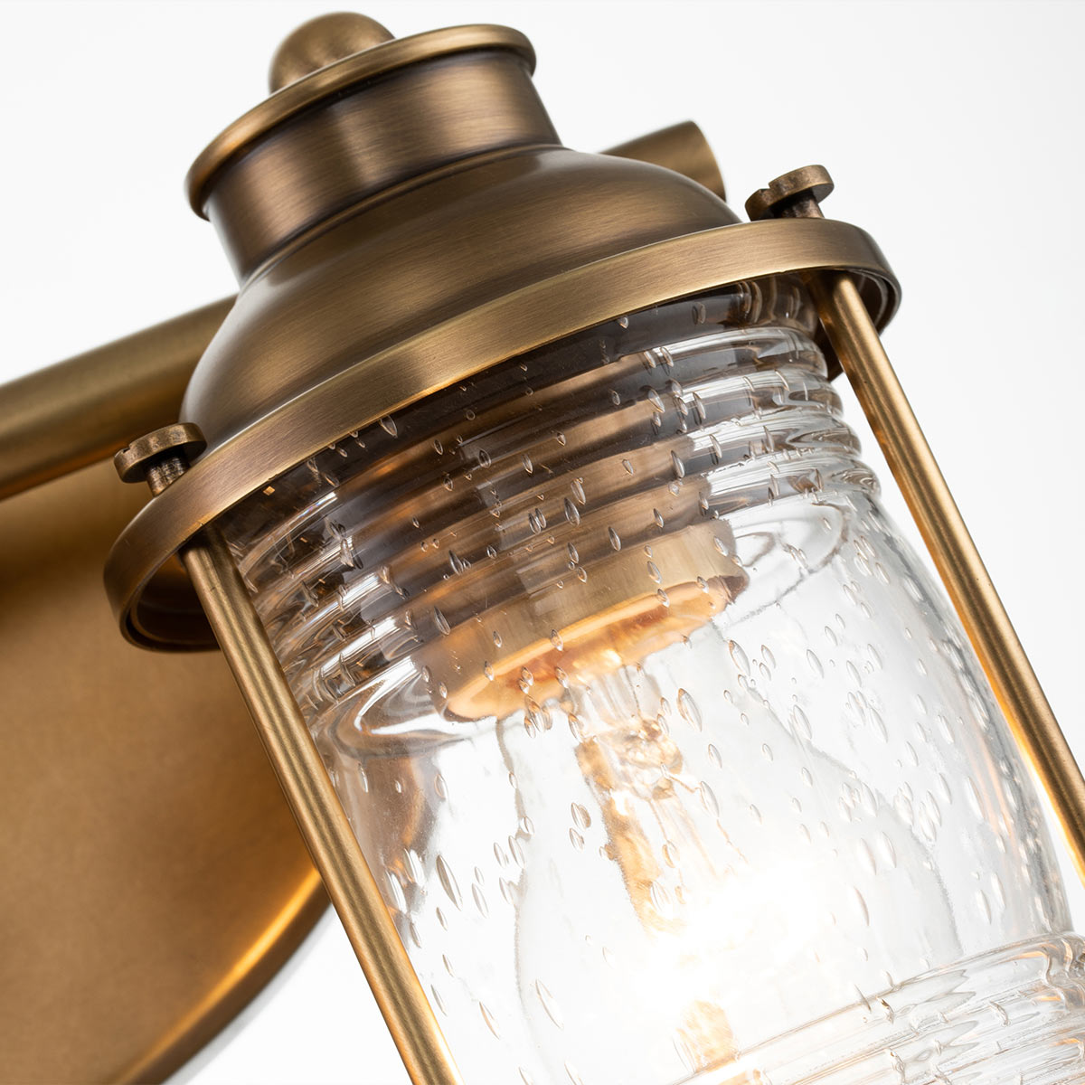 Ashland Bay 36cm Mässing badrumslampa från Elstead Lighting - Tillverkad av st&aring;l och glas, erbjuder den en lyxig m&auml;ssingsfinish och tv&aring; vackert strukturerade glas som sprider ljuset p&aring; ett behagligt s&auml;tt.