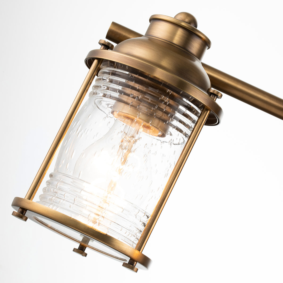 Ashland Bay 85cm Mässing badrumslampa från Elstead Lighting - Perfekt f&ouml;r att skapa en varm och inbjudande atmosf&auml;r, samtidigt som den ger funktionell belysning.