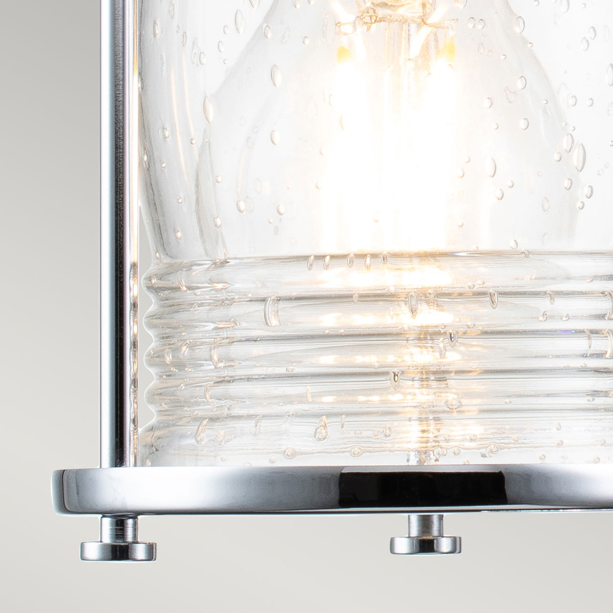Ashland Bay 85cm Krom badrumslampa från Elstead Lighting - Tillverkad av st&aring;l och glas, erbjuder den en lyxig polerad kromfinish och fyra vackert strukturerade glas som sprider ljuset p&aring; ett behagligt s&auml;tt.
