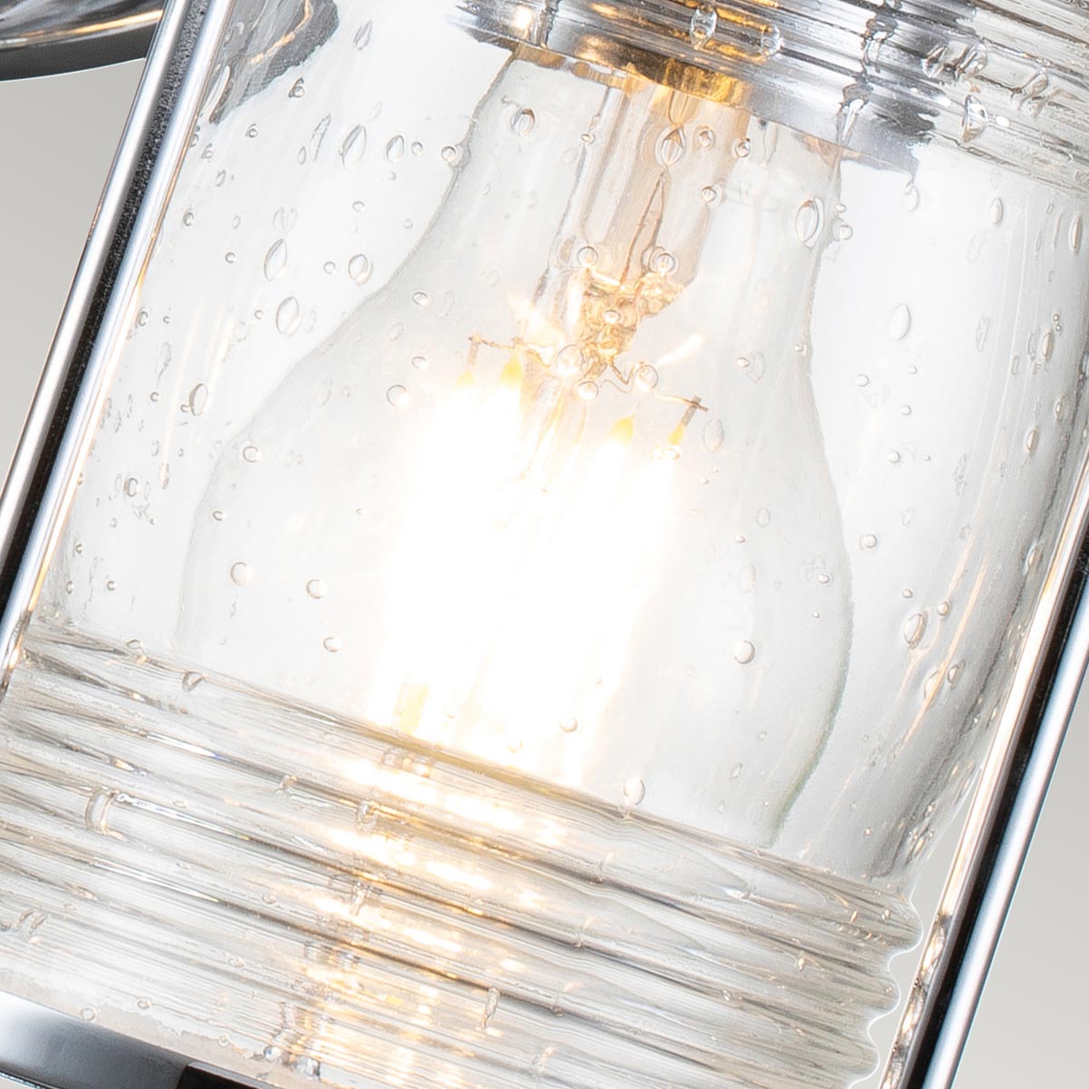 Ashland Bay 85cm Krom badrumslampa från Elstead Lighting - Tillverkad av st&aring;l och glas, erbjuder den en lyxig polerad kromfinish och fyra vackert strukturerade glas som sprider ljuset p&aring; ett behagligt s&auml;tt.