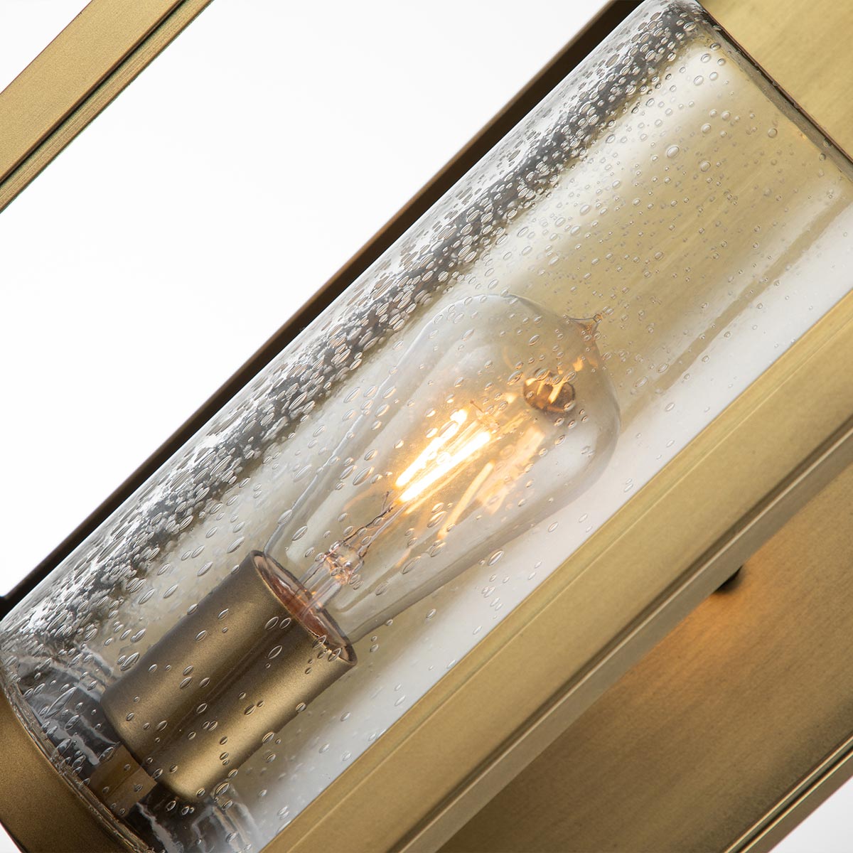 Atwater 52cm Mässing utelampa från Elstead Lighting - Med IP44-klassning &auml;r Atwater skyddad mot fukt och v&auml;derp&aring;verkan, vilket g&ouml;r den till en elegant och l&aring;ngvarig l&ouml;sning f&ouml;r entr&eacute;er, uteplatser och tr&auml;dg&aring;rdsmilj&ouml;er.