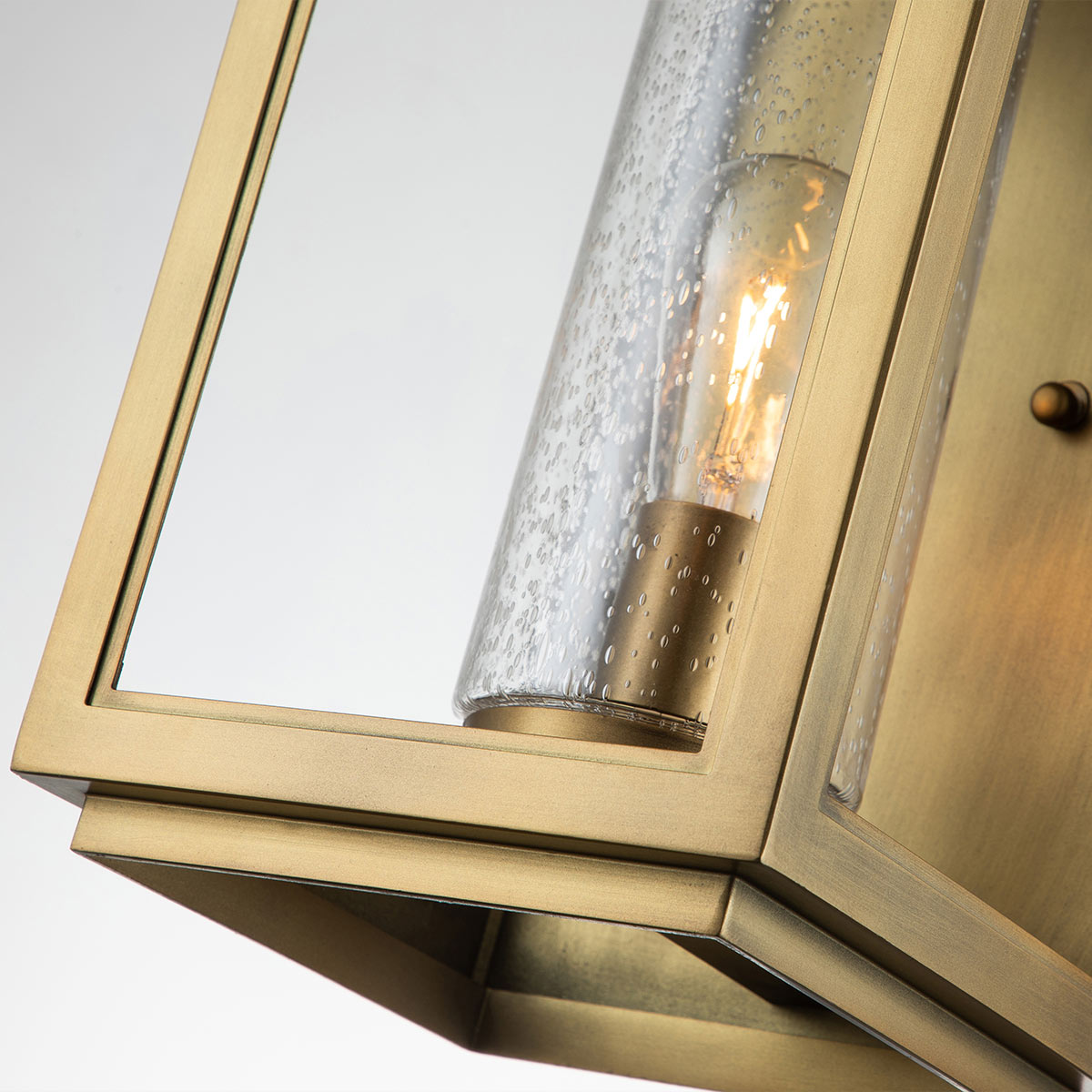 Atwater 52cm Mässing utelampa från Elstead Lighting - Med IP44-klassning &auml;r Atwater skyddad mot fukt och v&auml;derp&aring;verkan, vilket g&ouml;r den till en elegant och l&aring;ngvarig l&ouml;sning f&ouml;r entr&eacute;er, uteplatser och tr&auml;dg&aring;rdsmilj&ouml;er.