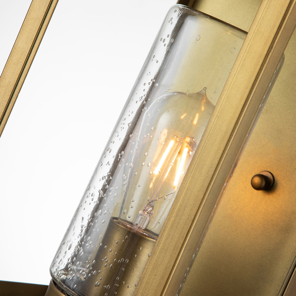 Atwater 45cm Mässing utelampa från Elstead Lighting - Med IP44-klassning &auml;r Atwater skyddad mot fukt och v&auml;derp&aring;verkan, vilket g&ouml;r den till en elegant och l&aring;ngvarig l&ouml;sning f&ouml;r entr&eacute;er, uteplatser och tr&auml;dg&aring;rdsmilj&ouml;er.