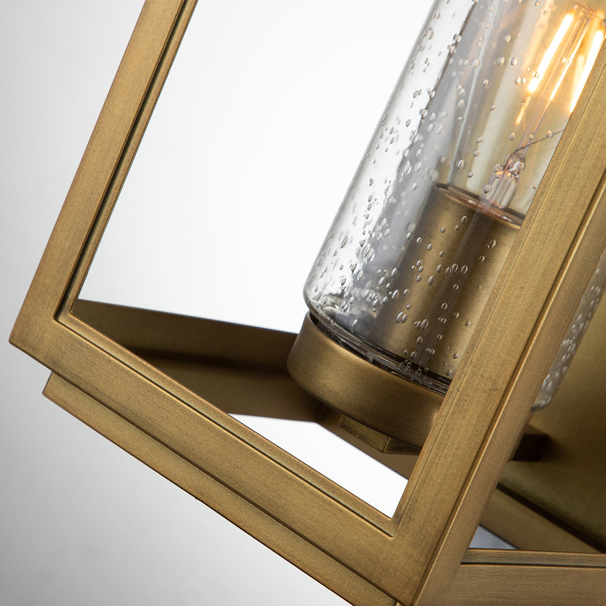 Atwater 45cm Mässing utelampa från Elstead Lighting - Med IP44-klassning &auml;r Atwater skyddad mot fukt och v&auml;derp&aring;verkan, vilket g&ouml;r den till en elegant och l&aring;ngvarig l&ouml;sning f&ouml;r entr&eacute;er, uteplatser och tr&auml;dg&aring;rdsmilj&ouml;er.